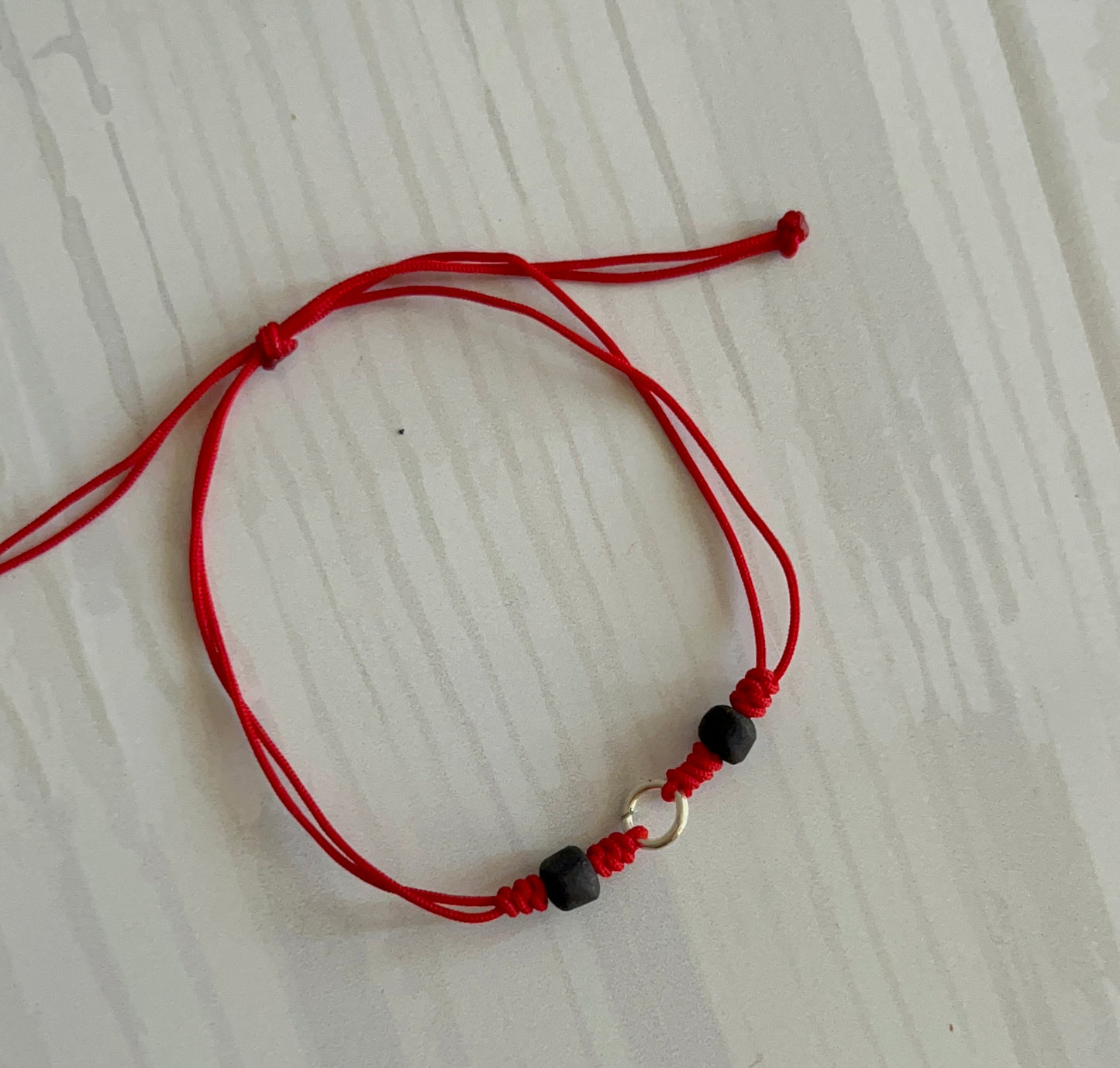 Pulsera Hilo Rojo Azabache - Pionia