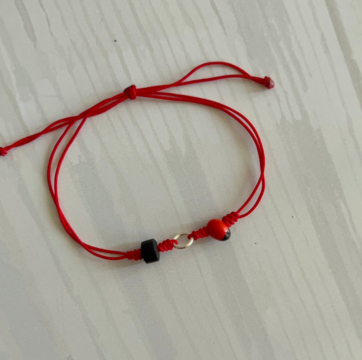 Pulsera Hilo Rojo Azabache - Pionia