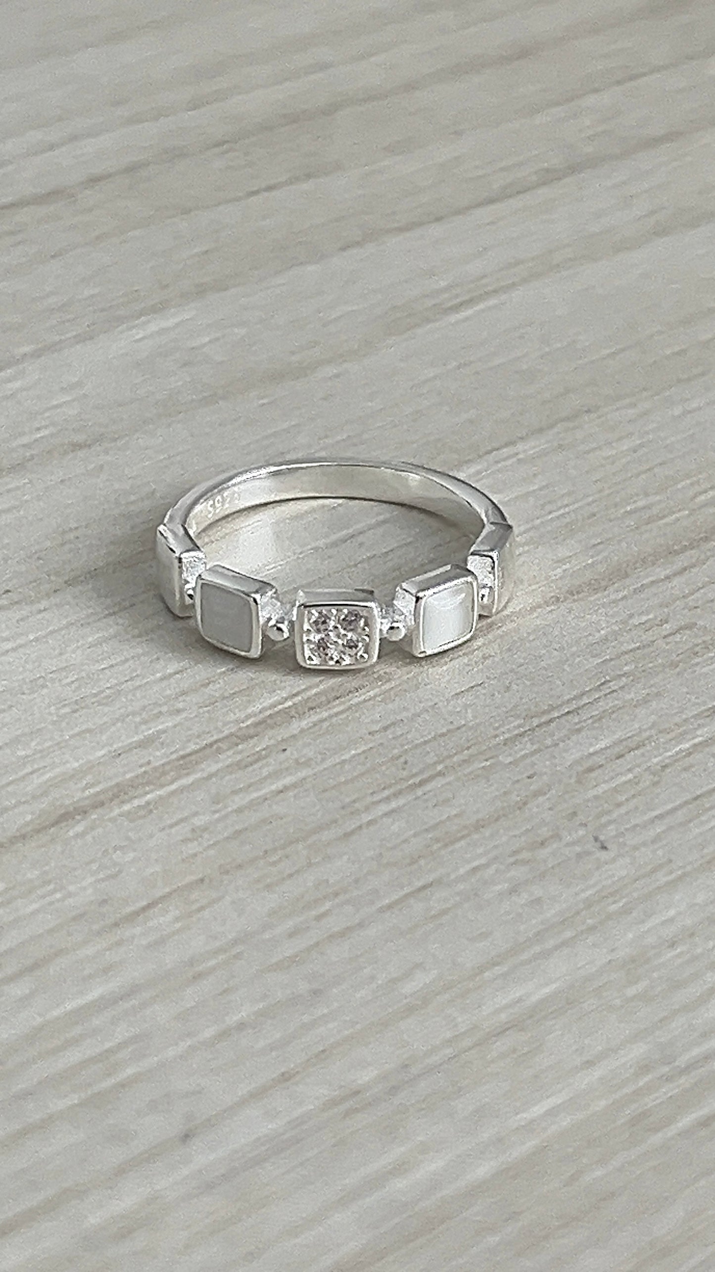Anillo con Cuadritos Blancos y Brillantes Plata 925
