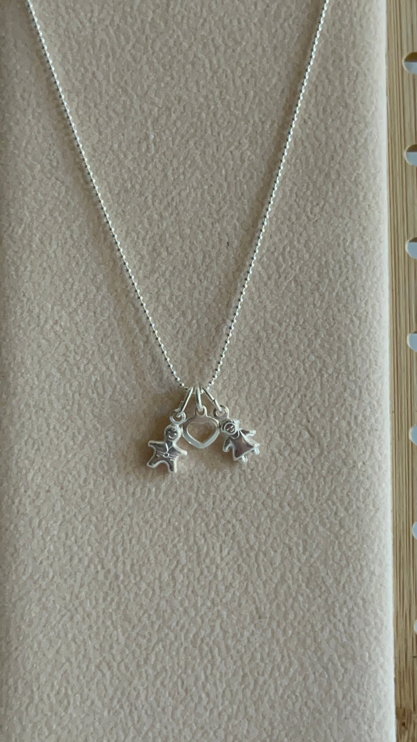 Cadena Niño, corazón y Niña 40cm