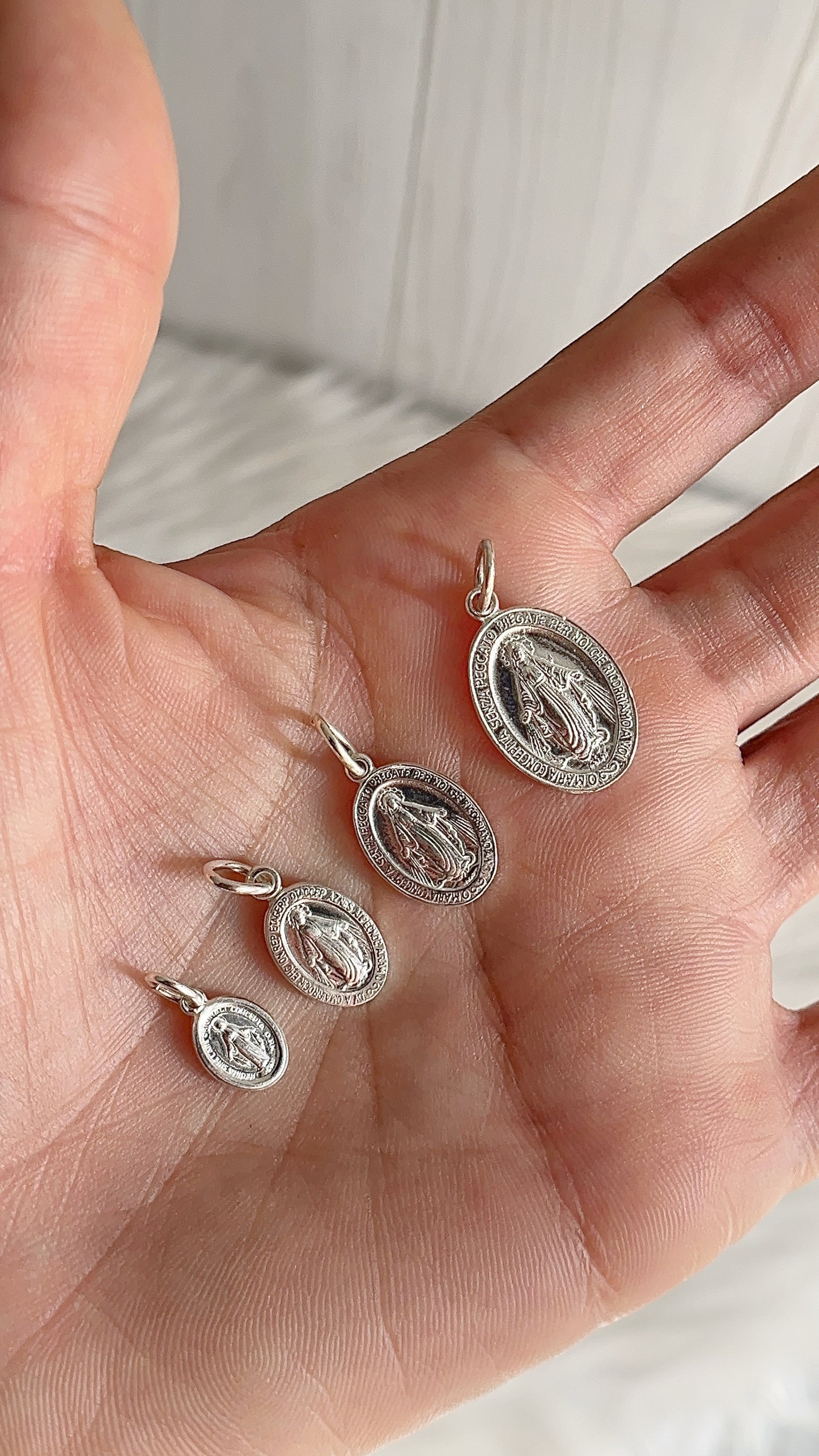 Dije Virgen de la Milagrosa Ovalada Plata 925