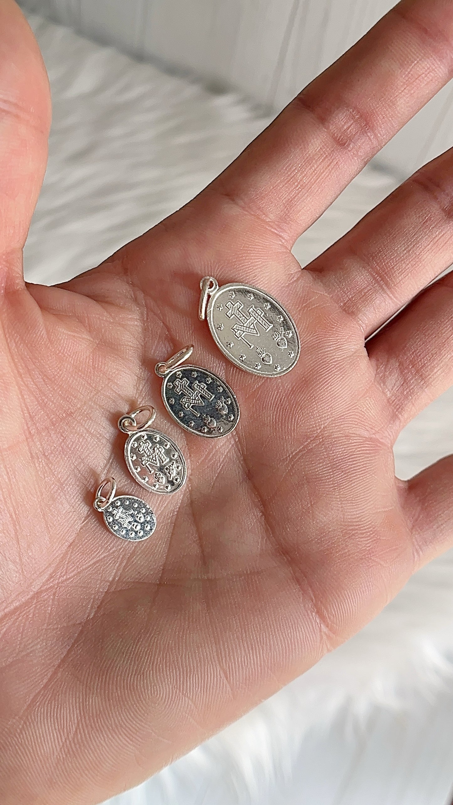 Dije Virgen de la Milagrosa Ovalada Plata 925