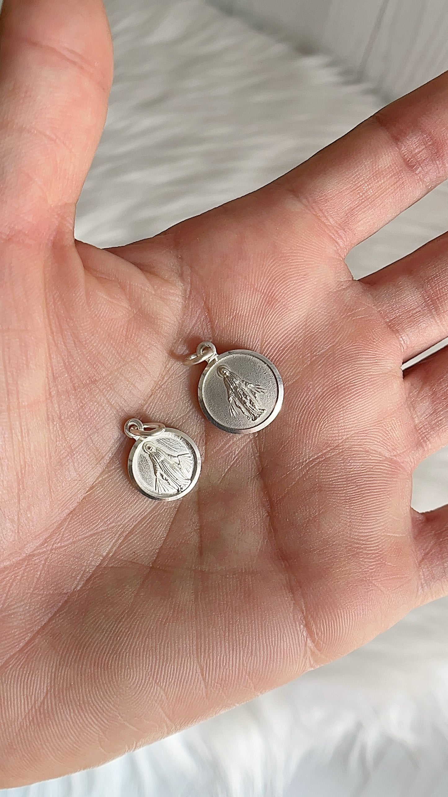 Dije Virgen de la Milagrosa Redonda Plata 925