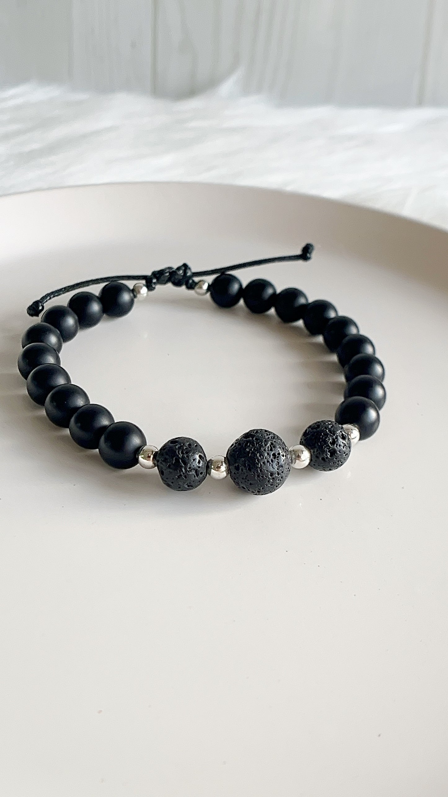 Pulsera Caballero Ajustable - Piedra Onix con Piedra Volcánica y Balines - Plata 925