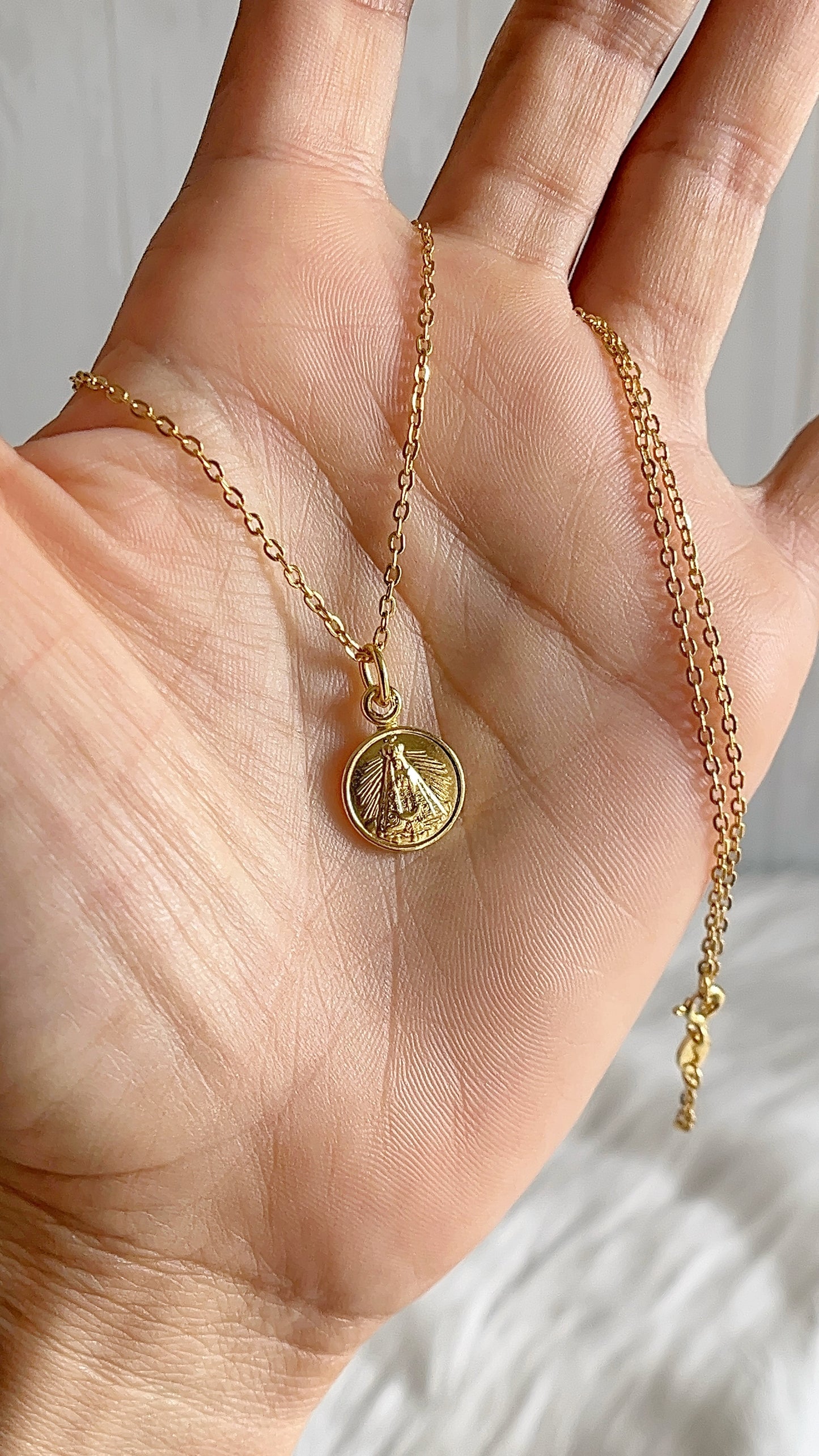 Cadena 40cm con Virgen del Valle - Plata 925 con Baño de Oro