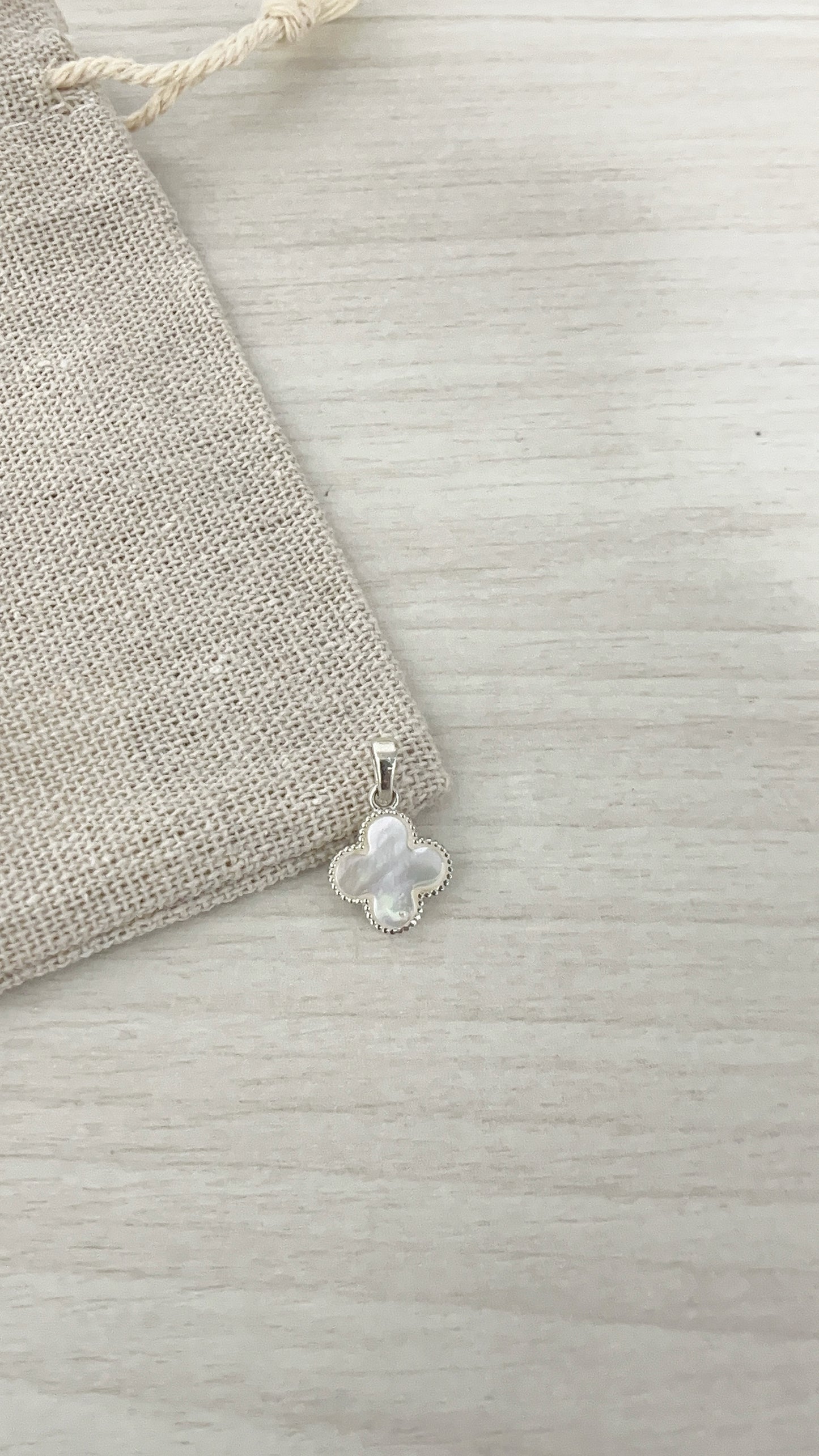 Dijes Flor Nacarada 1,1cm - Plata 925